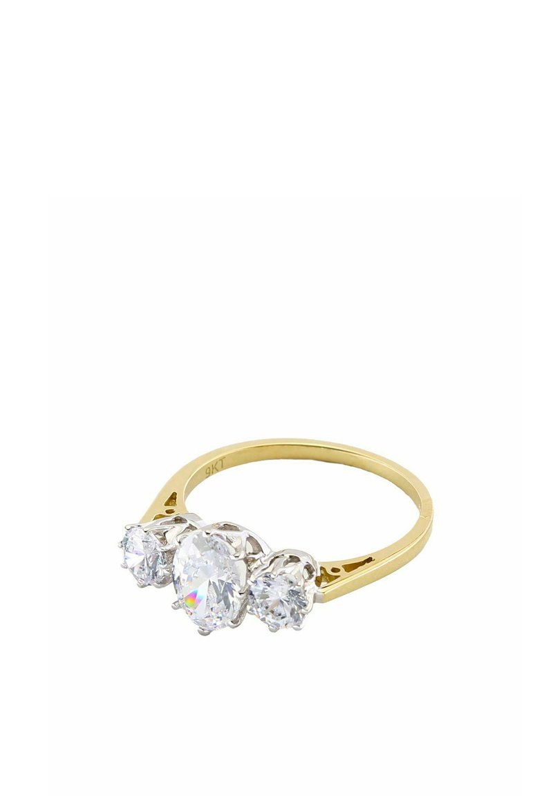 Anello d'oro con tre pietre trasparenti: una pietra ovale centrale affiancata da due piccole pietre rotonde, ciascuna incastonata in intricati artigli.