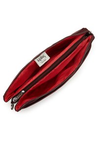 Portafoglio marrone con zip e interno in tessuto rosso, dotato di due scomparti e un'etichetta con il logo Kipling. Esterno texturizzato con hardware robusto.
