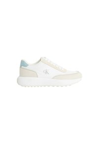 Zapatillas blancas que combinan materiales de cuero y ante, con un acento azul claro en el talón y una suela texturizada.