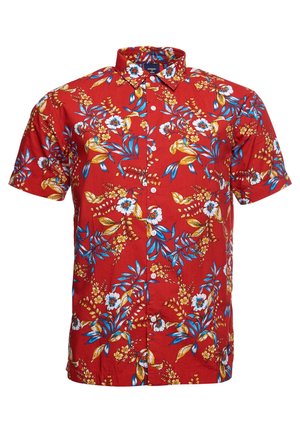 Czerwona koszula na krótki rękaw z guzikami, ozdobiona niebieskimi, białymi i żółtymi wzorami kwiatowo-liściastymi oraz klasycznym kołnierzykiem.