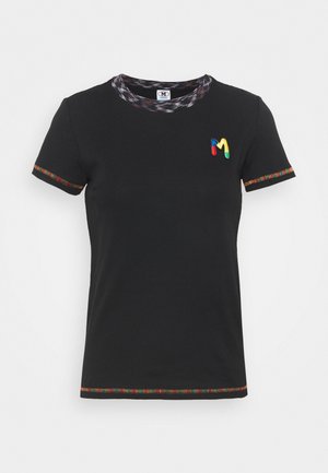 Zwart katoenen T-shirt met korte mouwen, voorzien van een kleurrijk geborduurd "M"-logo en een patroon aan de randen van de halslijn en mouwen.