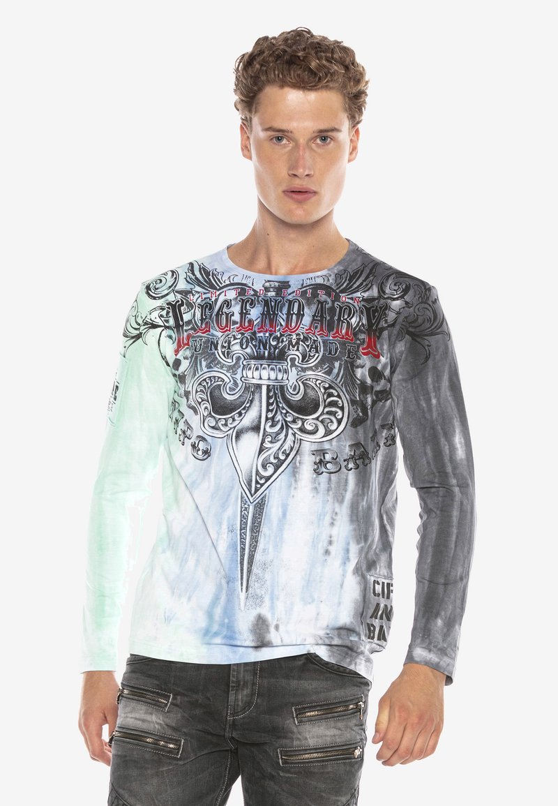 Langærmet skjorte med et tie-dye mønster i lys blå og grå, med intrikate grafiske designs i sort og rød tekst på forsiden.