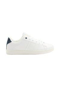 Zapatillas blancas con parte superior de cuero suave, talón en contraste de azul marino oscuro, punta redonda y diseño de cordones con seis ojales. Suela plana de goma clásica.