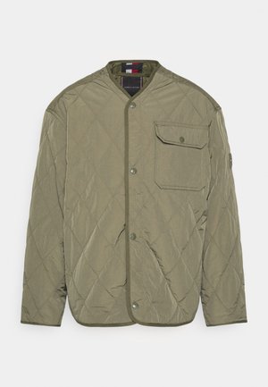 Töltött olívazöld dzseki patentgombokkal, melltartó zseb fedéllel és Tommy Hilfiger logóval a hónalján.