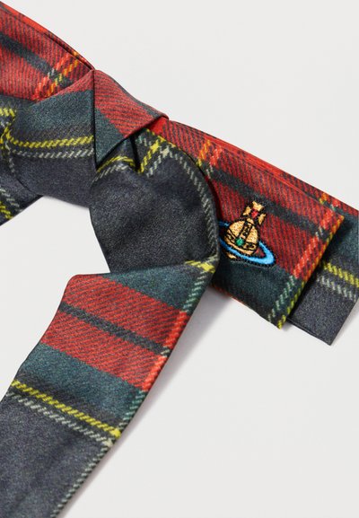 Tartano kaklaraištis, puoštais raudonais, žaliais ir geltonais langeliais, pagamintas iš lygios medžiagos, su siuvinėtu emblemu, vaizduojančiu raketą.