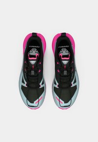 Μαύρα και ανοιχτό μπλε αθλητικά παπούτσια με ροζ λεπτομέρειες; διαθέτουν υφασμάτινη επένδυση από μαύρο πλέγμα, σύστημα κορδονιών και λογότυπο στη γλώσσα.