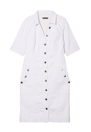 Robes en coton blanc avec des manches courtes, boutons sur le devant, deux grandes poches et accents en métal. Présente un col classique et des coutures ajustées.