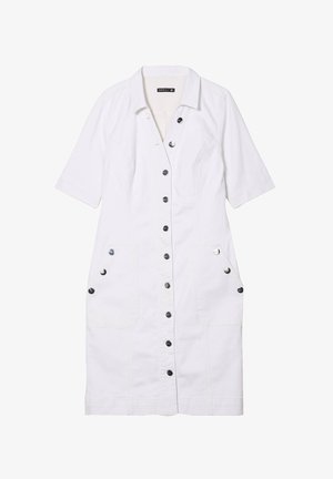 Robes en coton blanc avec des manches courtes, boutons sur le devant, deux grandes poches et accents en métal. Présente un col classique et des coutures ajustées.