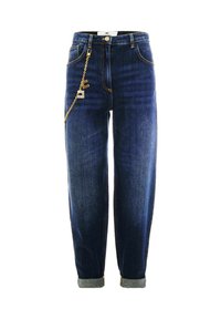 Jeans in denim blu scuro con vestibilità ampia, orli risvoltati e un accessorio in catena dorata appeso al passante della cintura anteriore. Design classico a cinque tasche.