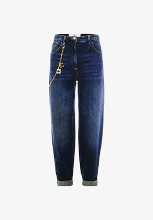 Jeans in denim blu scuro con vestibilità ampia, orli risvoltati e un accessorio in catena dorata appeso al passante della cintura anteriore. Design classico a cinque tasche.
