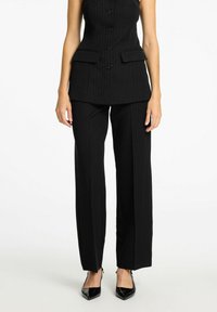 Selected Femme MIT WEITEM BEIN NADELSTREIFEN - Stoffhose - black