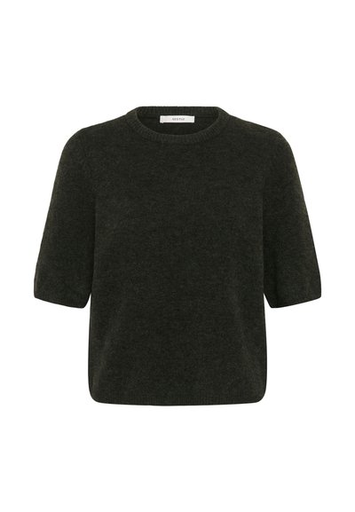 Pull en maille gris foncé à manches courtes, col rond et bord côtelé, présenté sur fond blanc.