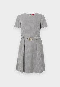 Μαύρο και άσπρο φόρεμα με καρό σχέδιο και κοντά μανίκια, με στρογγυλή λαιμόκοψη και χρυσή αγκράφα ζώνης στη μέση.