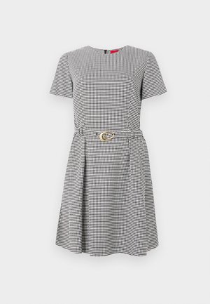 Sorte og hvite houndstooth kortermet kjole med rund hals og gullspennebånddetalj i midjen.