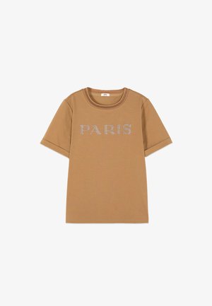 Brązowy krótki T-shirt z okrągłym dekoltem i napisem "PARIS" w metalicznych literach na piersi.