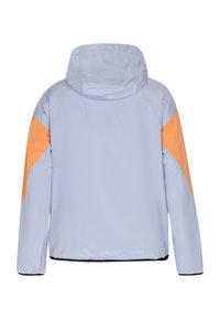 Lysblå vandtæt jakke med justerbar hætte og orange detaljer på skuldrene. Elastiske manchetter og en kantet bund.