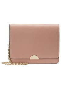 Rosa läder crossbody-väska med en texturerad ytfinish, detaljer i guld och en kedjeslinga. Har ett klaffstängning med varumärkeslogotyp.