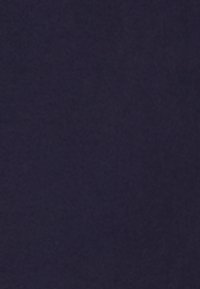 Diep marineblauw stof met een zachte, lichtjes gestructureerde oppervlakte. Geen patronen of hardware zichtbaar, waardoor een uniforme uitstraling ontstaat.