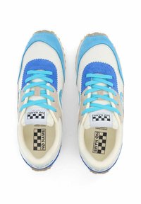 Scarpe da ginnastica blu e beige realizzate con materiali in mesh e suede. Caratteristiche includono chiusura con lacci, accenti blu ondulati e suole in gomma testurizzata.
