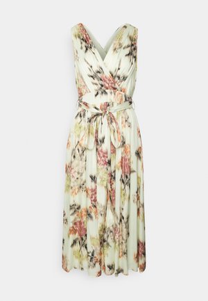 Sukienka midi bez rękawów w kwiatowy wzór, z dekoltem w kształcie litery V, kopertowym fasonem i wiązaniem w talii, w delikatnych pastelowych odcieniach na jasnym tle.