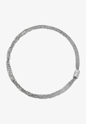 Metallinen kaulaketju, jossa on useita punottuja hopeaketjuja ja suljettuna sileä sylinterimäinen lukko. Tekstuuri on sileä ja punottu.