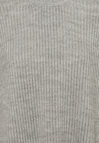 Maglione grigio chiaro lavorato a maglia con una texture a costine, dotato di colletto a girocollo e tessuto morbido. Motivo uniforme su tutto il capo.