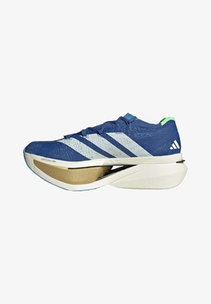 Blauwe Adidas hardloopschoen met witte strepen, dikke gebogen zool met gouden accent en de tekst "STRUNG" aan de zijkant.