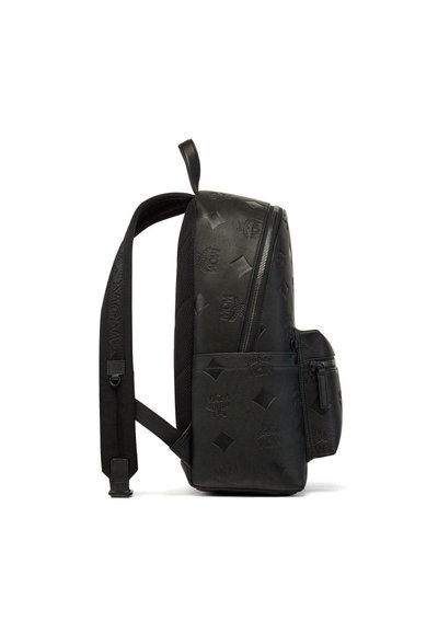 Zaino in pelle nera con motivo logo in rilievo, compartimenti con zip, spallacci imbottiti e una tasca laterale per un ulteriore spazio di archiviazione.