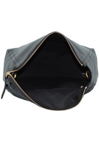 Sac en cuir noir avec une fermeture éclair dorée et une doublure noire. Design doux et structuré avec un haut ouvert, présentant un minimum de quincaillerie et aucun motif visible.