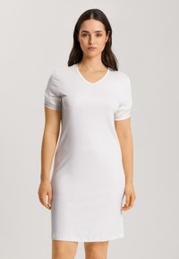 Vestido blanco de manga corta con escote en V, hecho de un tejido suave, de forma ajustada y diseño minimalista, con bordes limpios.