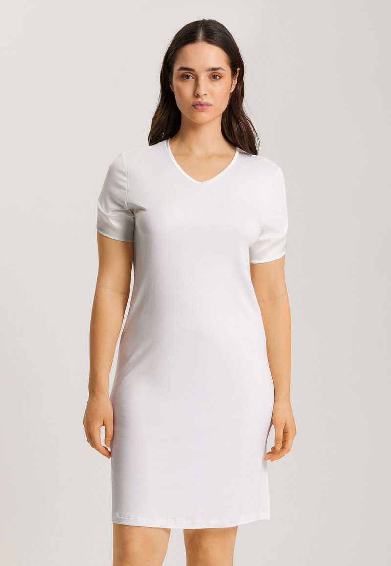 Vestido blanco de manga corta con escote en V, hecho de un tejido suave, de forma ajustada y diseño minimalista, con bordes limpios.