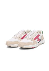 Beige und weiße Sneakers aus strukturiertem Wildleder und Mesh, mit einem pinken Seitenlogo, grünem Fersenakzent und mehrfarbiger Sohle.