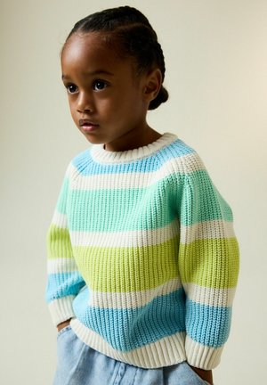 Gestrickter Pullover mit breiten horizontalen Streifen in Hellblau, Grün, Weiß und Gelb. Rippstrick an Hals und Bündchen, lockere Passform, gewebte Textur.