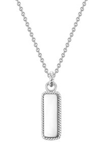 Collier en argent avec un pendentif en forme de tag rectangulaire à la surface polie, entouré d'un design en corde torsadée sur une chaîne maillée.