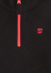 Pullover di pile nero con colletto alto, dotato di una cerniera rosa brillante e un piccolo logo montano rosso sulla parte sinistra del petto.