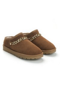 Scarpe slip-on in suede marrone con fodera morbida, caratterizzate da una catena dorata sul davanti e una suola in gomma testurizzata.