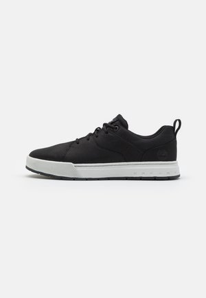 Czarne buty sportowe z teksturowaną cholewką, okrągłym przodem i białą wstawką na śródstopiu. Posiada sznurowadła oraz pętelkę przy pięcie.