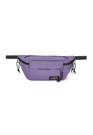Fioletowa nerka z trzema czarnymi zamkami błyskawicznymi i regulowanym czarnym paskiem, logo Eastpak na przedniej kieszeni.