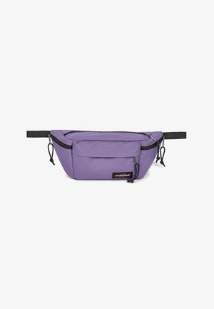 Lilla bæltetaske med tre rum med sorte lynlåse og justerbar sort rem, Eastpak-logo på frontlommen.