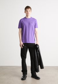 BOSS TEE - Paprasti marškinėliai - dark purple