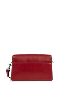 Borsa a tracolla rettangolare rossa in pelle con tracolla staccabile e hardware in tonalità argento, presentata su sfondo bianco.