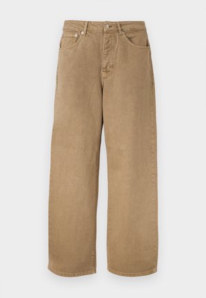 Pantalon beige en coton à jambes droites, avec bouton sur le devant, fermeture éclair, passants pour ceinture, et design à cinq poches, présenté sur un fond blanc.