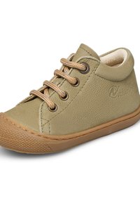 Zelená kožená dětská bota má kulatou špičku, hnědou gumovou podrážku a texturované detaily. Má hnědé tkaničky a teplou podšívku.