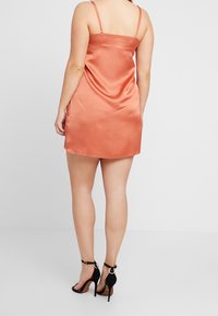 Missguided Plus Vapaa-ajan mekko - metallic red