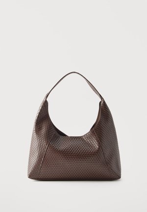 Bolso de cuero marrón tejido con una única correa ancha y un cuerpo holgado con forma de media luna.