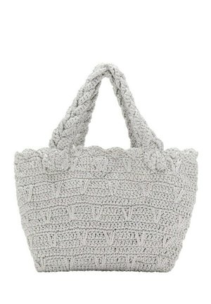 Sac fourre-tout gris en crochet avec un bord supérieur festonné et des poignées épaisses tressées.