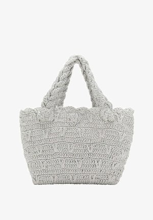 Sac fourre-tout gris en crochet avec un bord supérieur festonné et des poignées épaisses tressées.