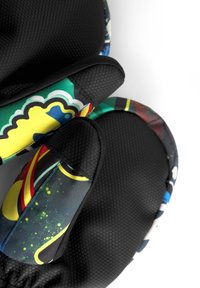 Guanti da boxe neri con impugnatura texturizzata, dotati di un design grafico colorato in tonalità di blu, verde e giallo, che mette in evidenza vari schemi.