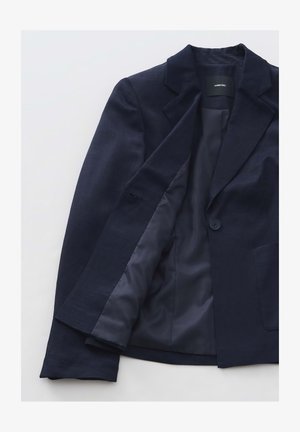 Marineblauer Blazer aus strukturiertem Stoff mit einem Knopfverschluss und gefälzten Revers. Das gefütterte Innere besteht aus passendem blauen Stoff.