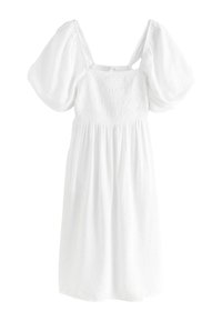Witte jurk van lichtgewicht stof, met pofmouwen, een smock-borststuk en een vloeiende rok, met een eenvoudige halslijn en zonder patronen.